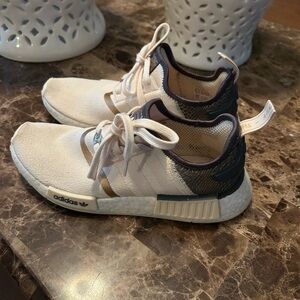 Adidas Women's Sneakers in Cream and Navy